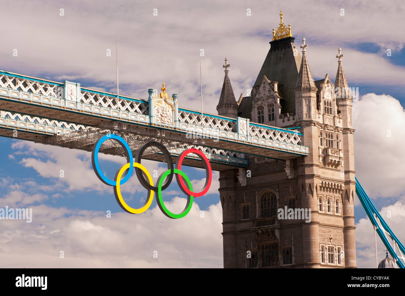 Tower Bridge mit Olympischen Ringen hängend es Olympischen Spiele 2012 in London Stockfoto