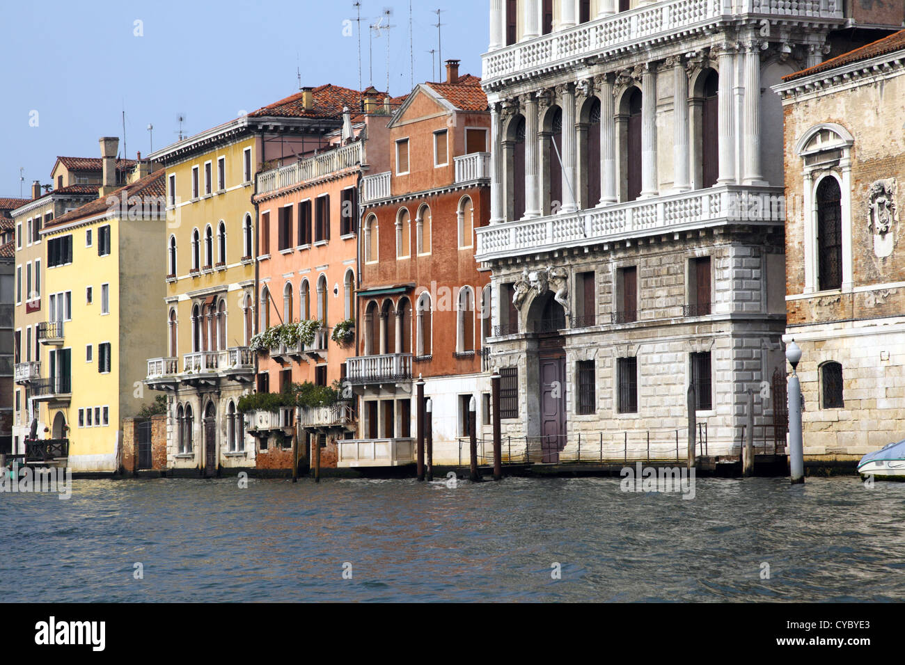 Bella Italia-Serie. Venedig - die Perle Italiens. Venezianischen Häusern in einen Canal Grande. Venedig, Italien. Stockfoto
