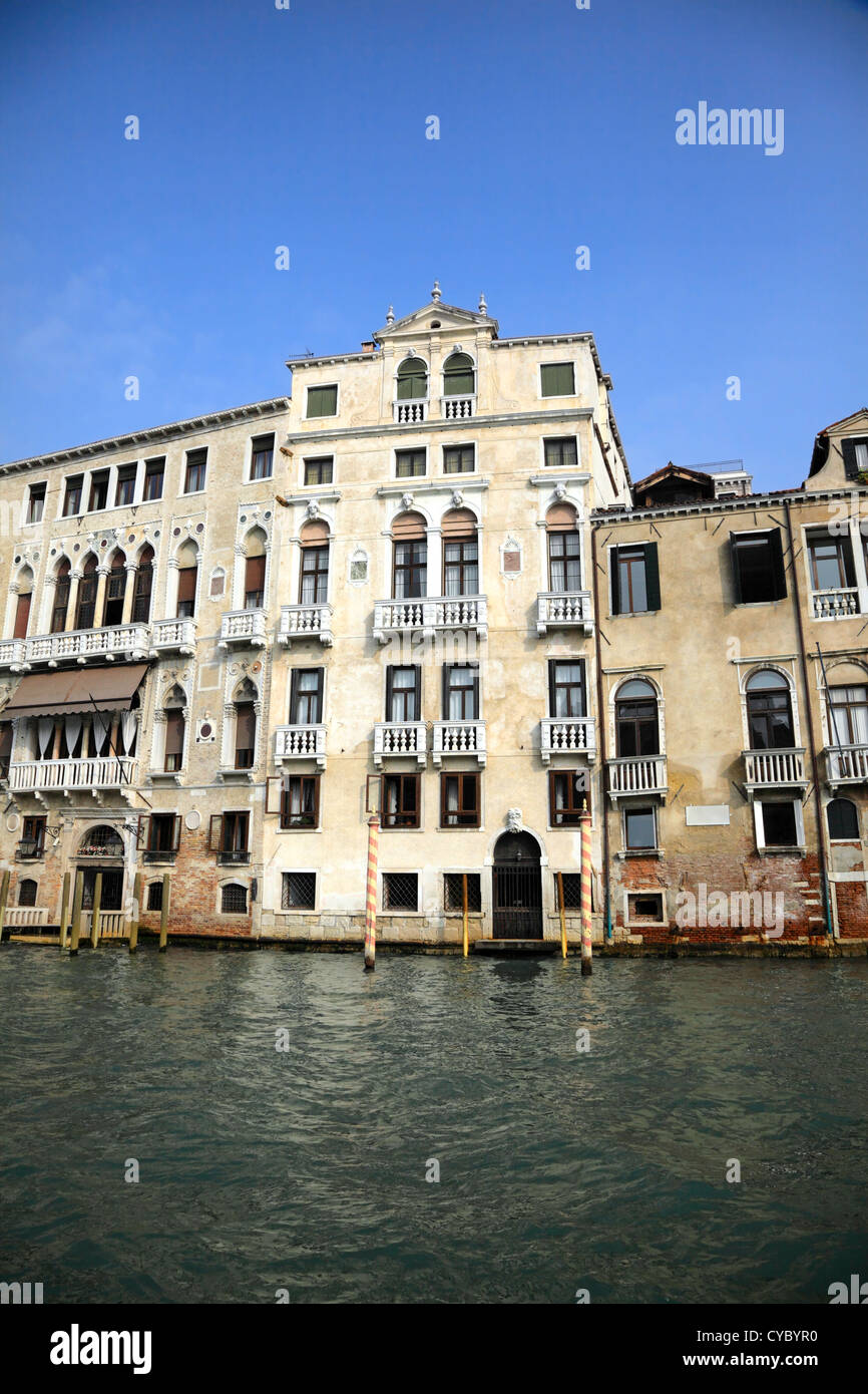 Bella Italia! Serie. Venedig - die Perle Italiens. Altbauten in einen Canal Grande. Vertikale Zusammensetzung. Stockfoto
