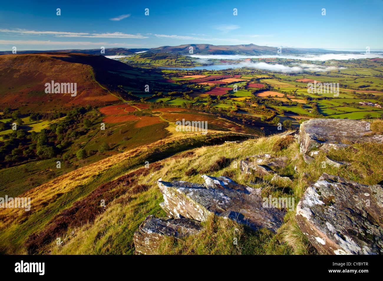 Mynydd Llangorse, Llangorse und Llangorse See, Brecon Beacons, Powys, Wales von Mynydd Troed aus gesehen Stockfoto