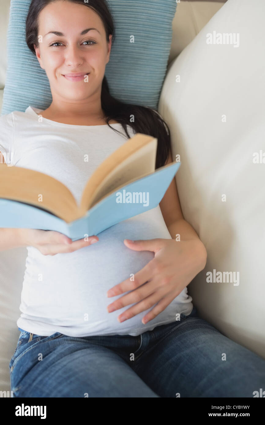 Junge angehende Mutter entspannend Stockfoto