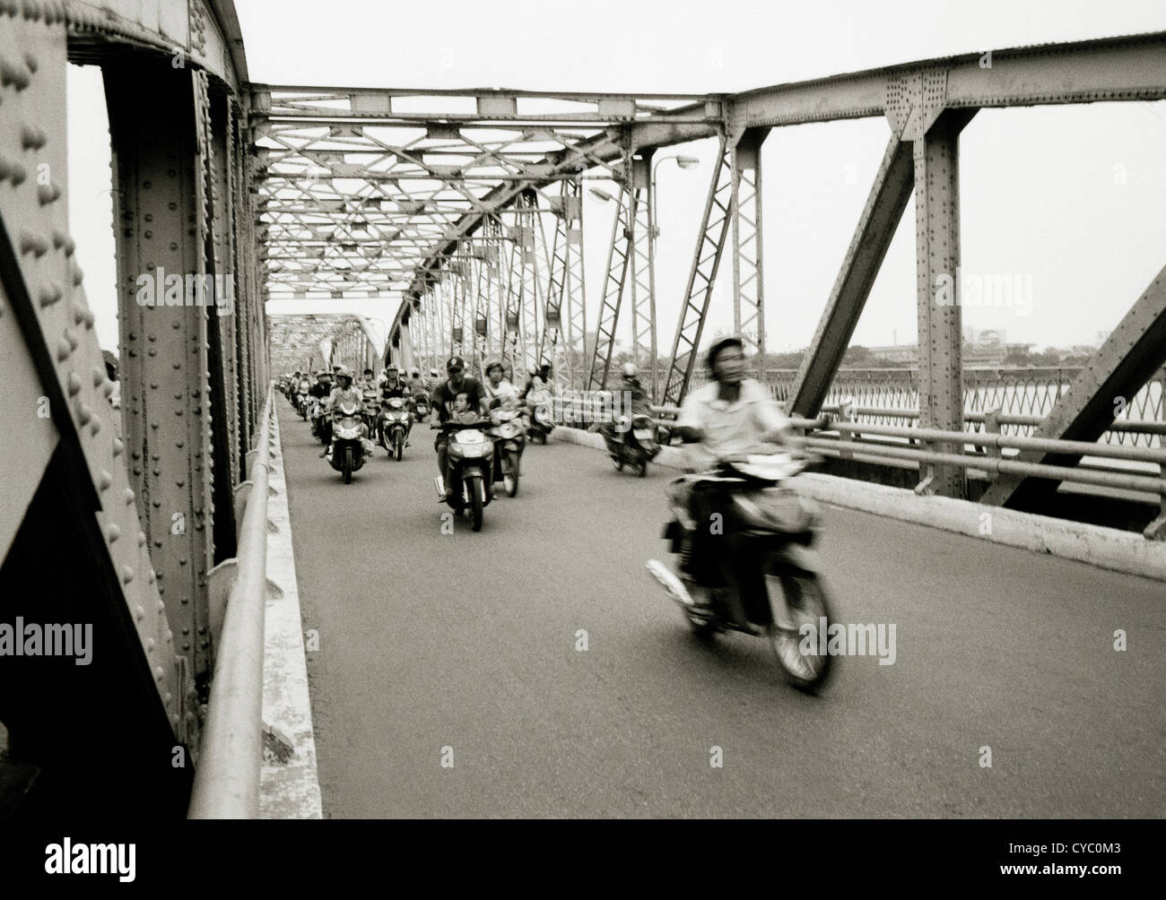 Trang Tien Brücke in Hue in Vietnam in Fernost Südostasien. Verkehr Menschen Stadt Vespa Roller leben Lebensstil Bügeleisen Brücken Reportage Travel Stockfoto