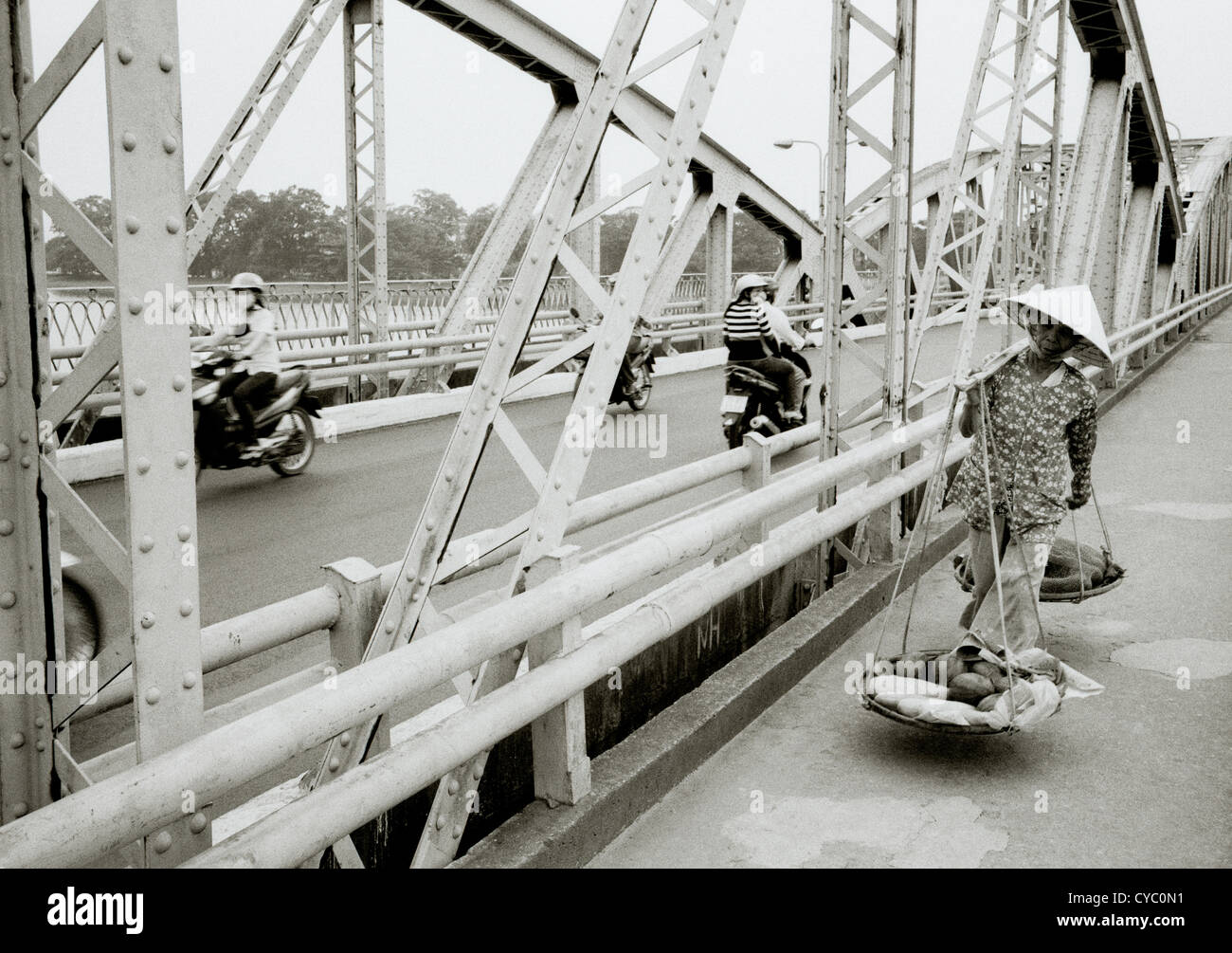 Trang Tien Brücke in Hue in Vietnam in Fernost Südostasien. Konische hat Frau vietnamesische Volk Stadt leben Lebensstil Bügeleisen Brücken Reisen Stockfoto