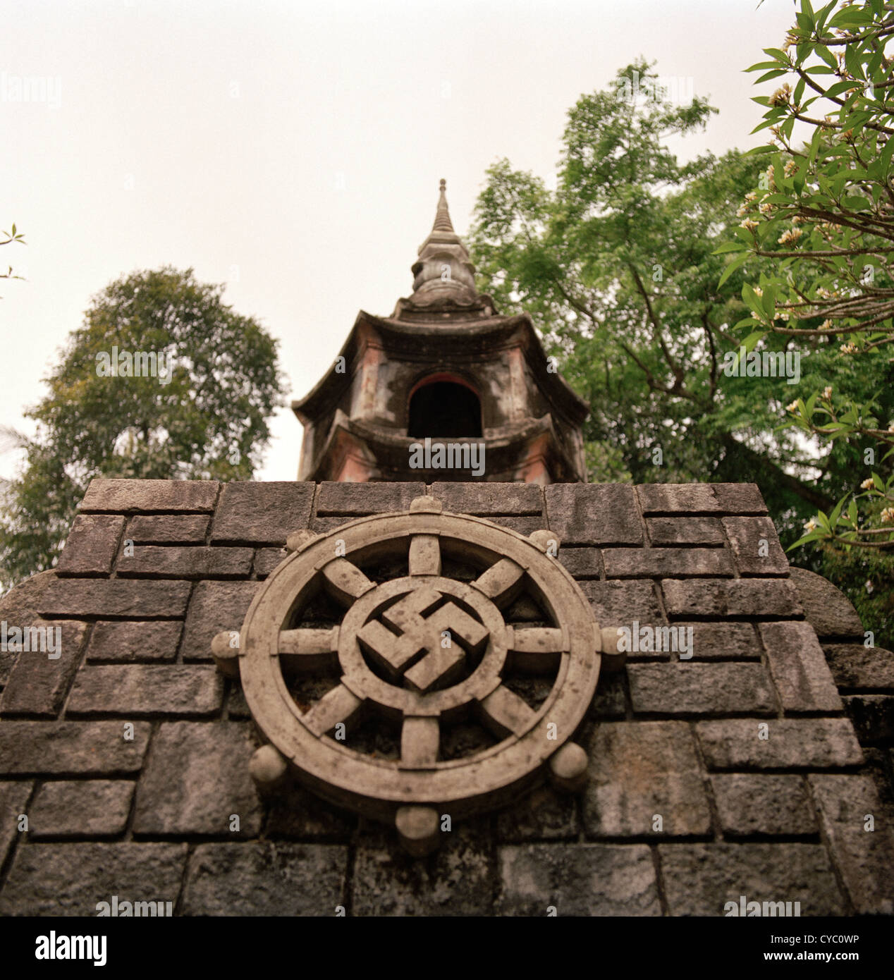 Swastika in Bao Quoc Pagode buddhistischen Tempel in Hue Vietnam Fernost Südostasien. Antike Buddhismus Architektur Gebäude Religion Religiöse Reisen Stockfoto