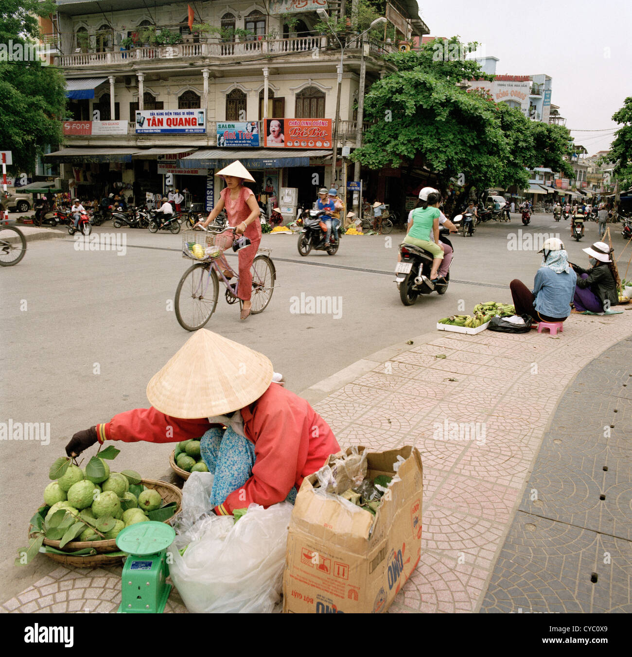 Street Scene leben in Hue in Vietnam in Fernost Südostasien. Reportage Bildjournalismus Menschen Lifestyle Frau Frauen Konische hat Reisen Fernweh Stockfoto