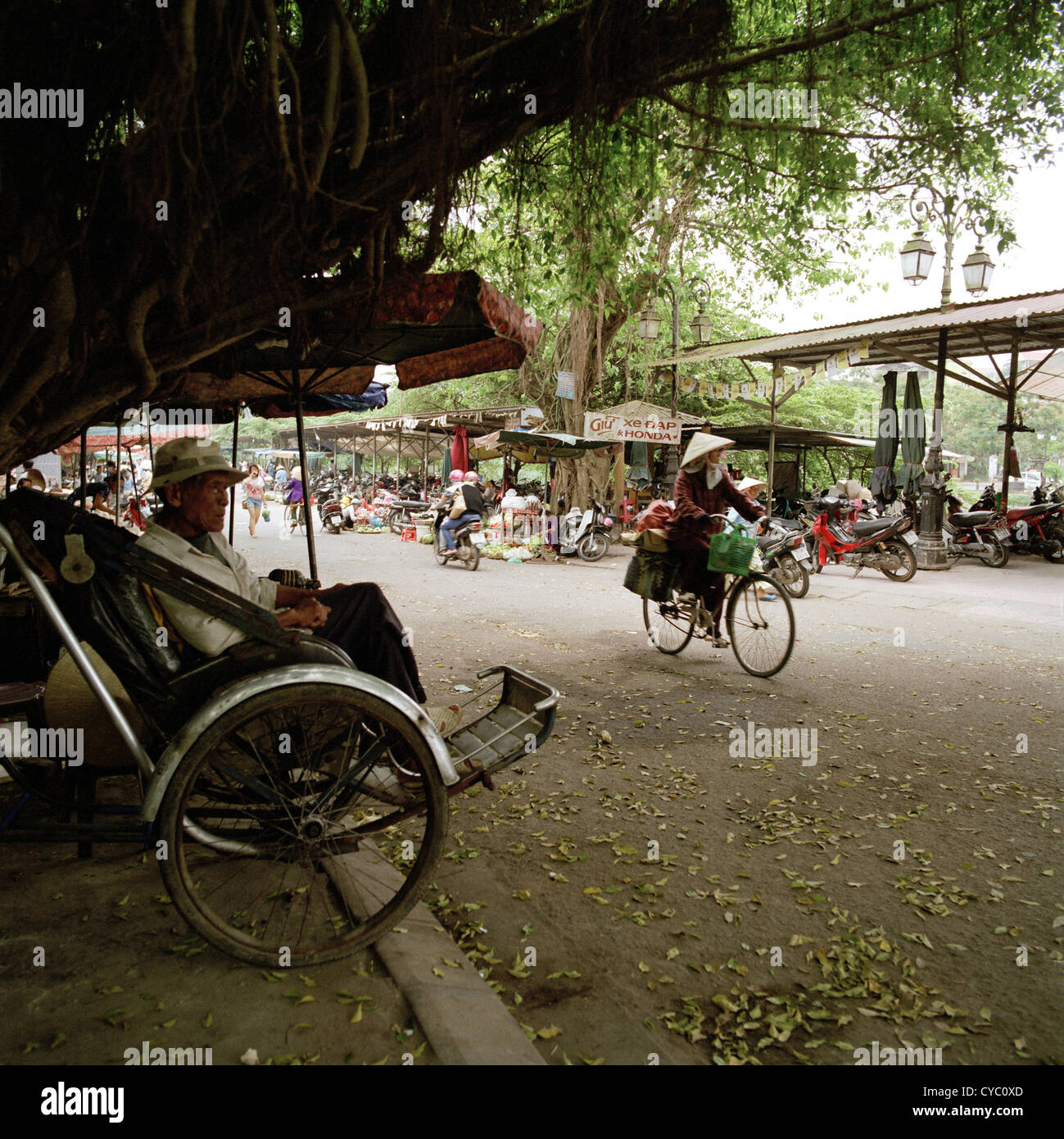 Reisen Fotografie - Straßenszene in Hue in Vietnam in Südostasien im Fernen Osten. Radfahren Fahrradverleih vietnamesische Volk Stockfoto