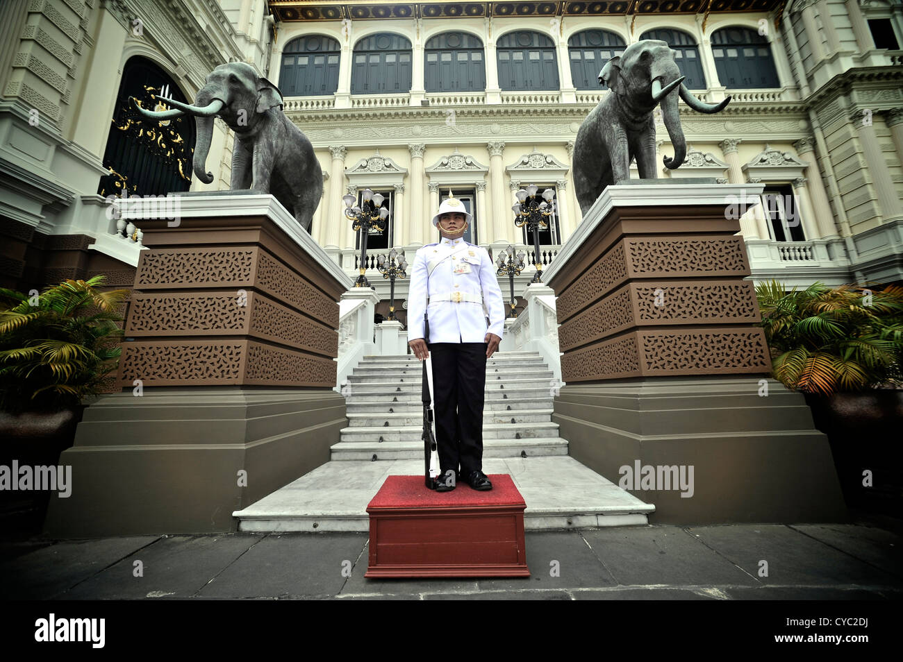 Wache im Grand Palace in Bangkok, Thailand. Stockfoto