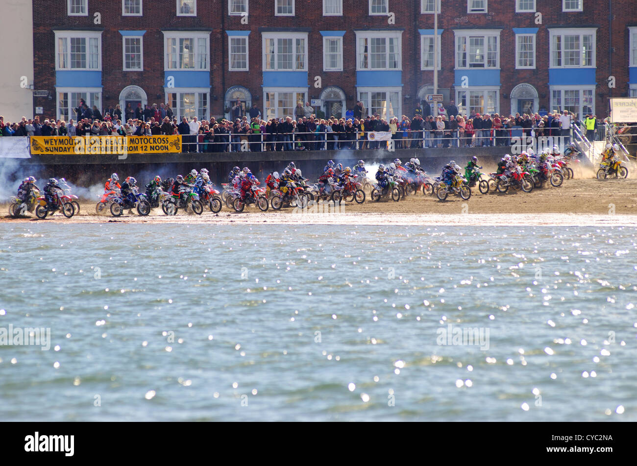 Weymouth Strand Motocross im Bild vom Meer entfernt. Es findet jedes Jahr im Oktober und bis zu 10.000 Zuschauer teilnehmen, für den Tag Stockfoto