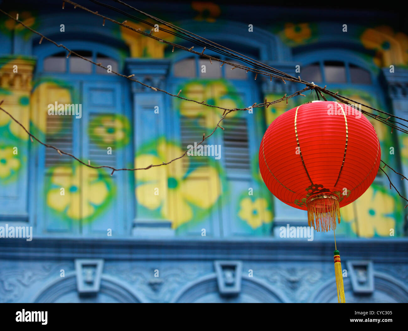 Eine chinesische Ballon hängen an einem Draht Strom. Stockfoto
