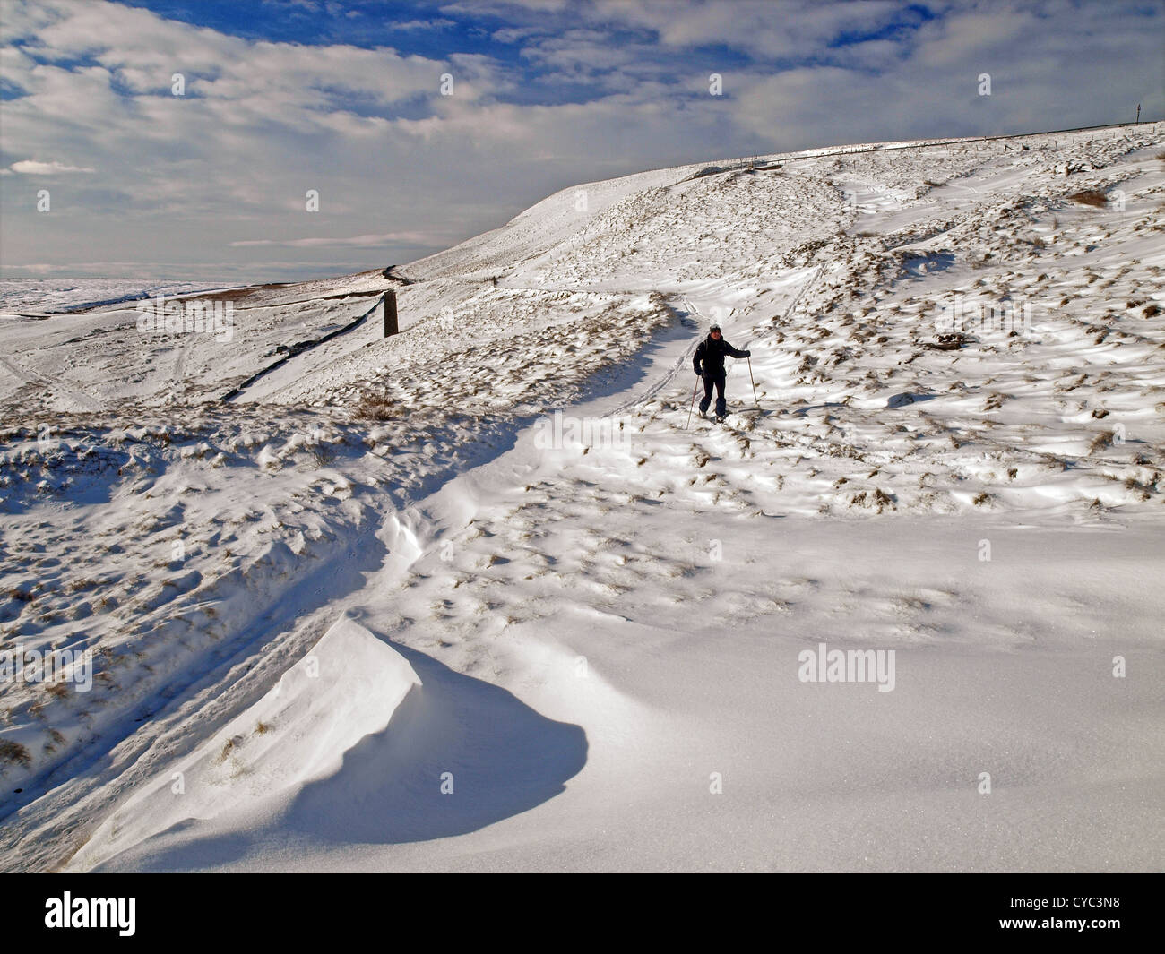 Einsame Skifahrer Langlauf auf Ax Kante im Peak District Stockfoto
