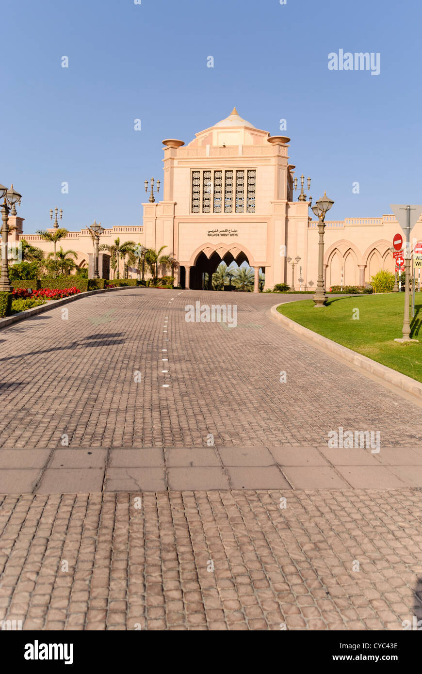 Auffahrt bis zu den Westflügel des Emirates Palace Hotel in Abu Dhabi Stockfoto