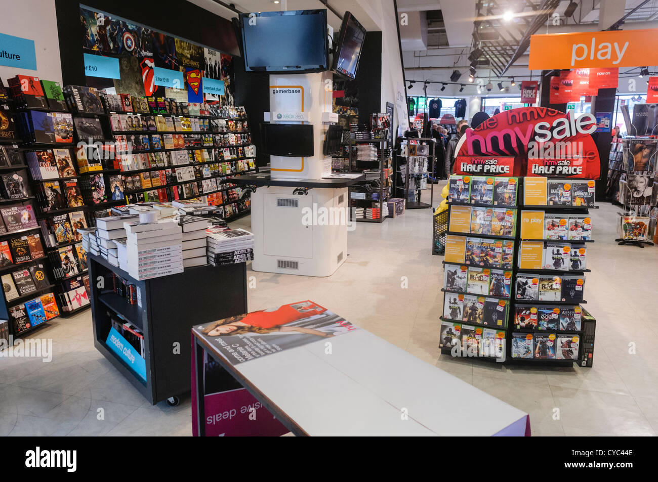 In einem HMV Geschäft zeigen Regale von Musik, DVDs und Computerspiele Stockfoto