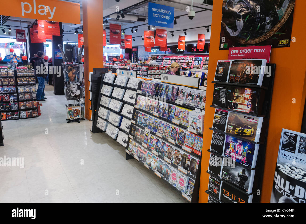 In einem HMV Geschäft zeigen Regale von Musik, DVDs und Computerspiele mit Kunden surfen Stockfoto