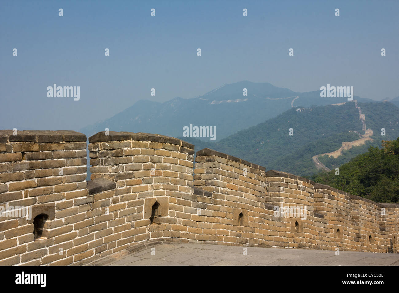 Der Kurs der chinesischen Mauer über die Berge im Abschnitt Mutuanyu Stockfoto