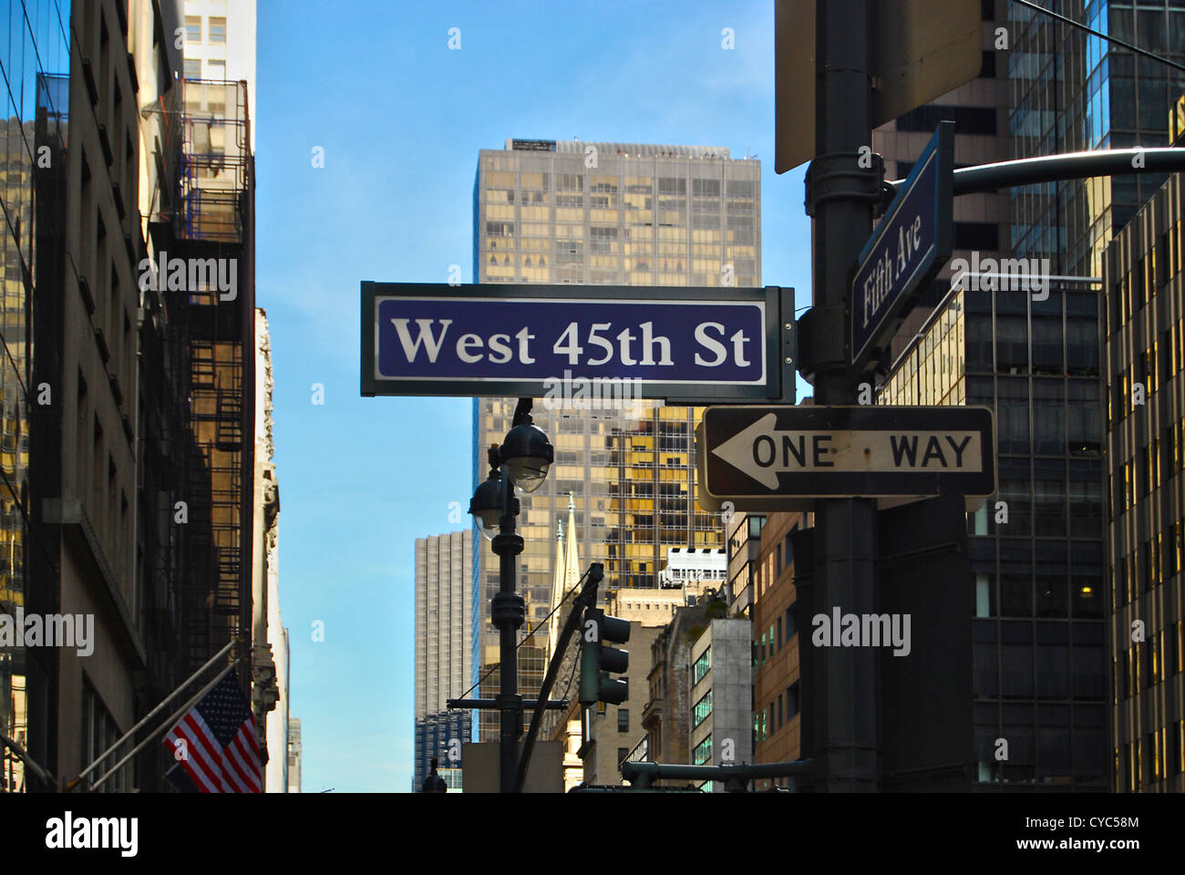 Straßenschilder auf Fifth Avenue, Manhattan, New York City. Stockfoto