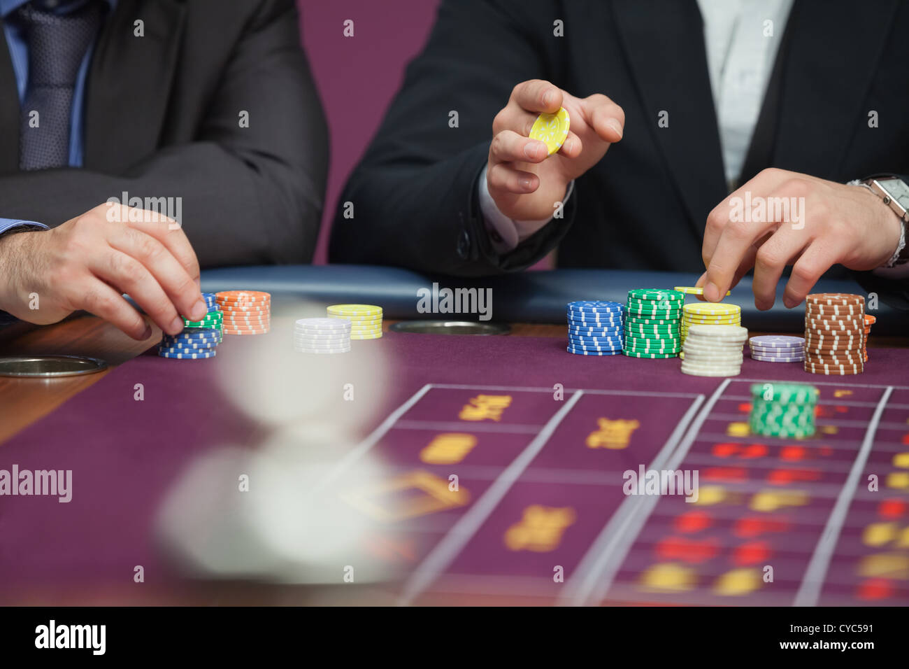 Zwei Männer Roulette Wetten Stockfoto