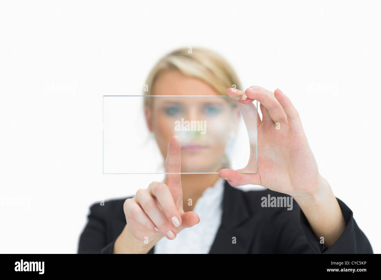 Blonde Frau berühren Glasscheibe Stockfoto