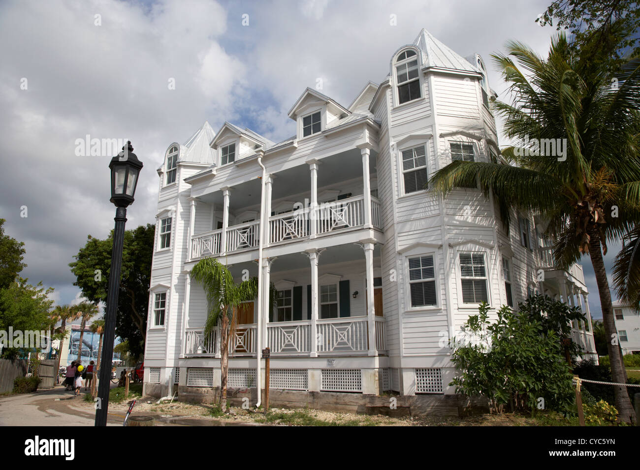 alten weißen gemalten Holzhaus, Elizabeth Street verlassen, geschlossen Key West Florida usa Stockfoto
