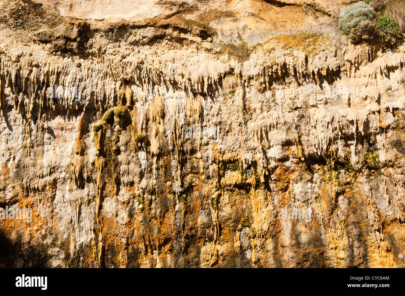 Stalaktiten und andere Höhlenformationen von der Decke hängen Stockfoto