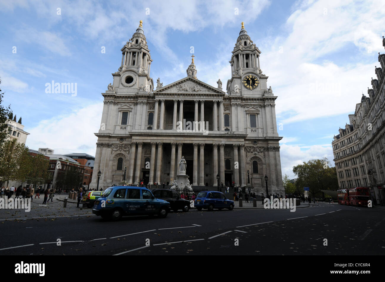 St. Pauls-Kathedrale von St. Paul Kirchhof mit London Taxis. Stockfoto