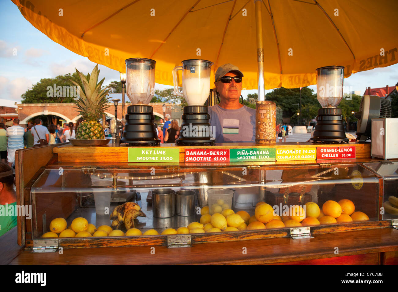 Anbieter verkaufen frisches Obst Getränke geschabte am Mallory Square Key West Florida usa Stockfoto