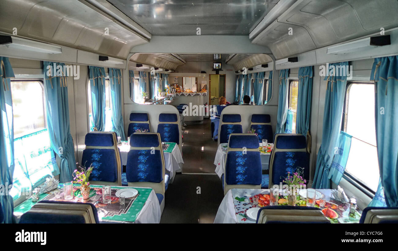 Ein Speisewagen mit dem Trans-Siberian Express. Stockfoto