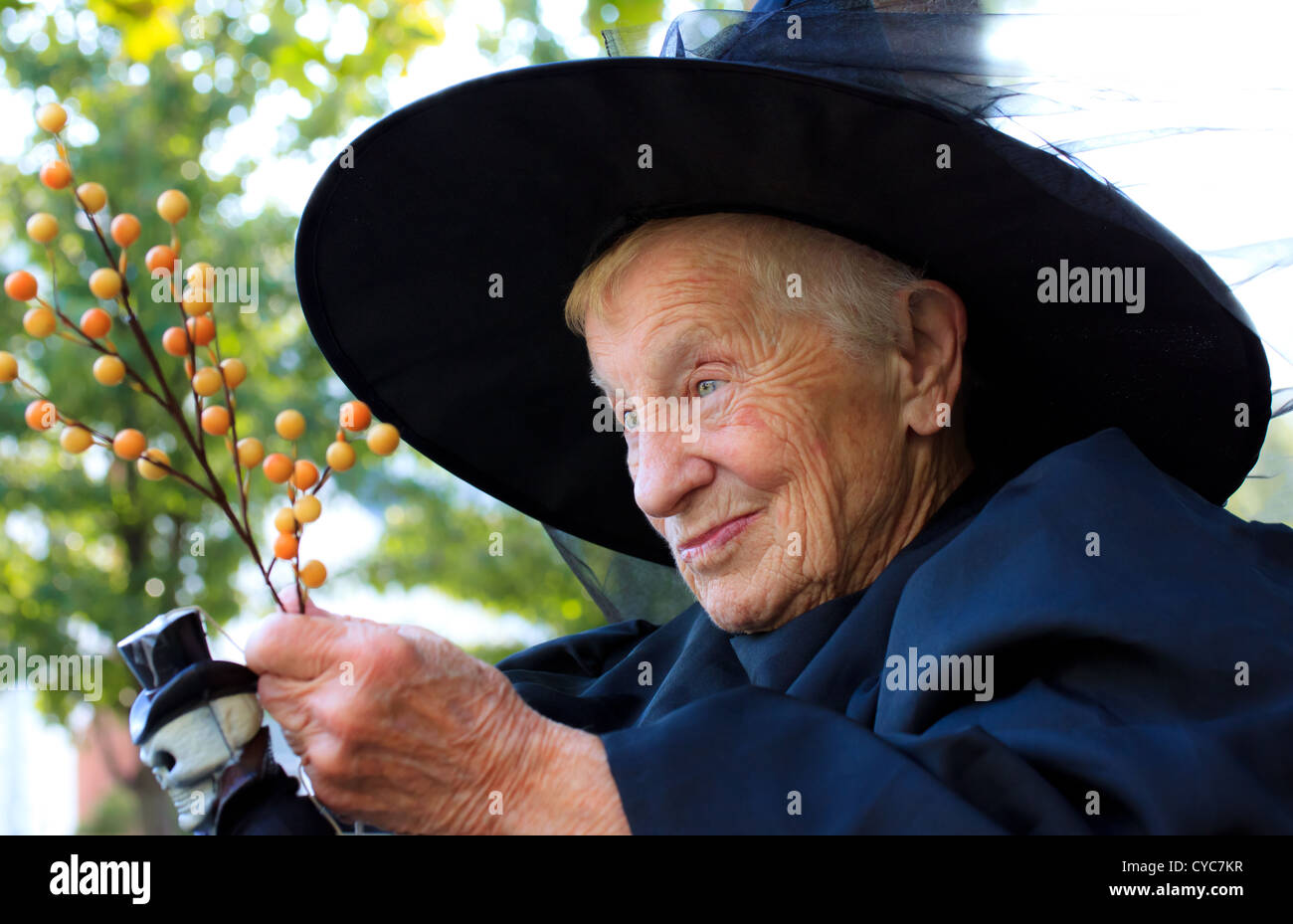 Ältere Frau Kleid wie eine Hexe für All Hallows' Eve Stockfoto