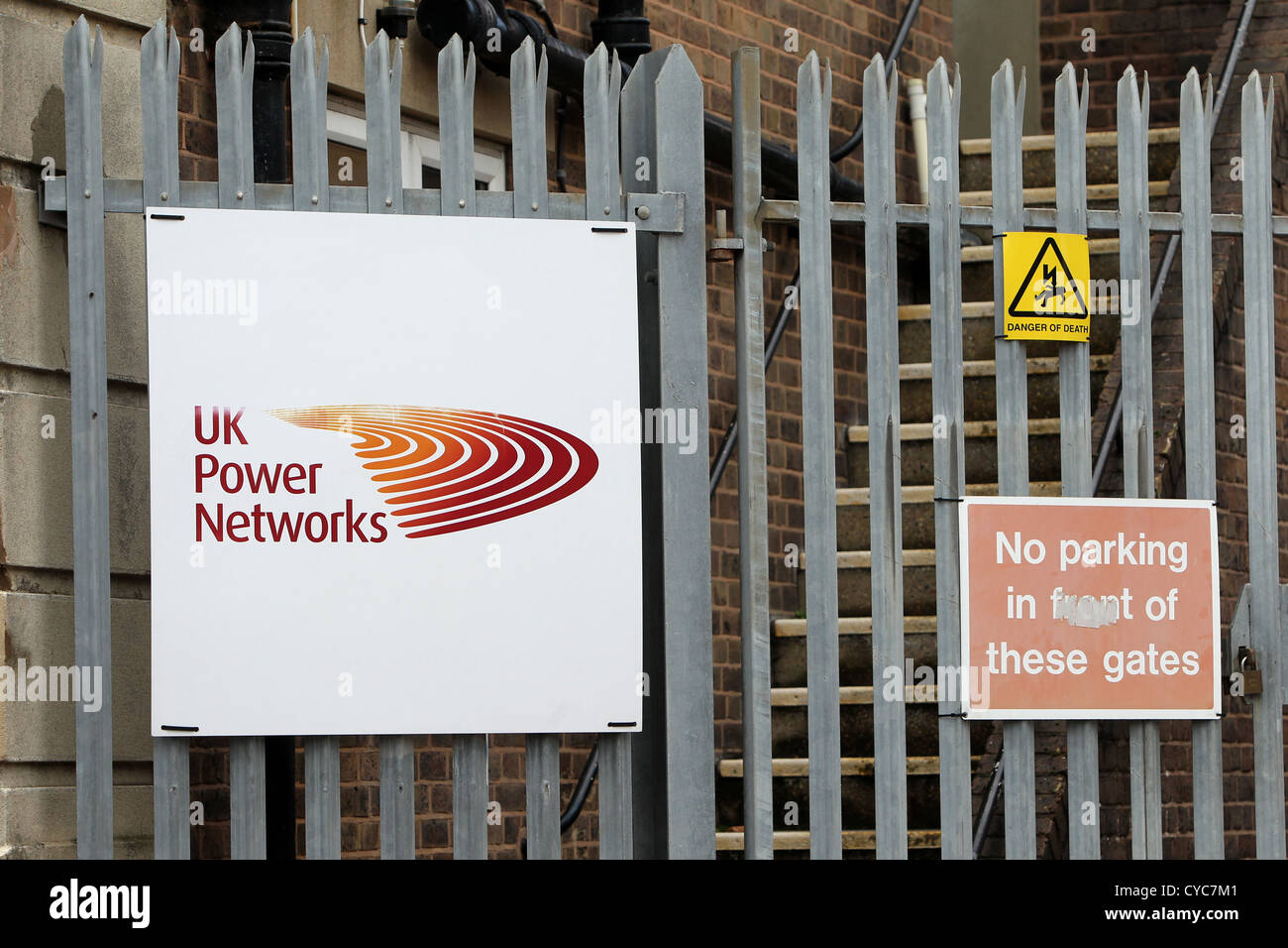 UK Power Networks melden Sie auf einem Zaun in Brighton, East Sussex, UK. Stockfoto