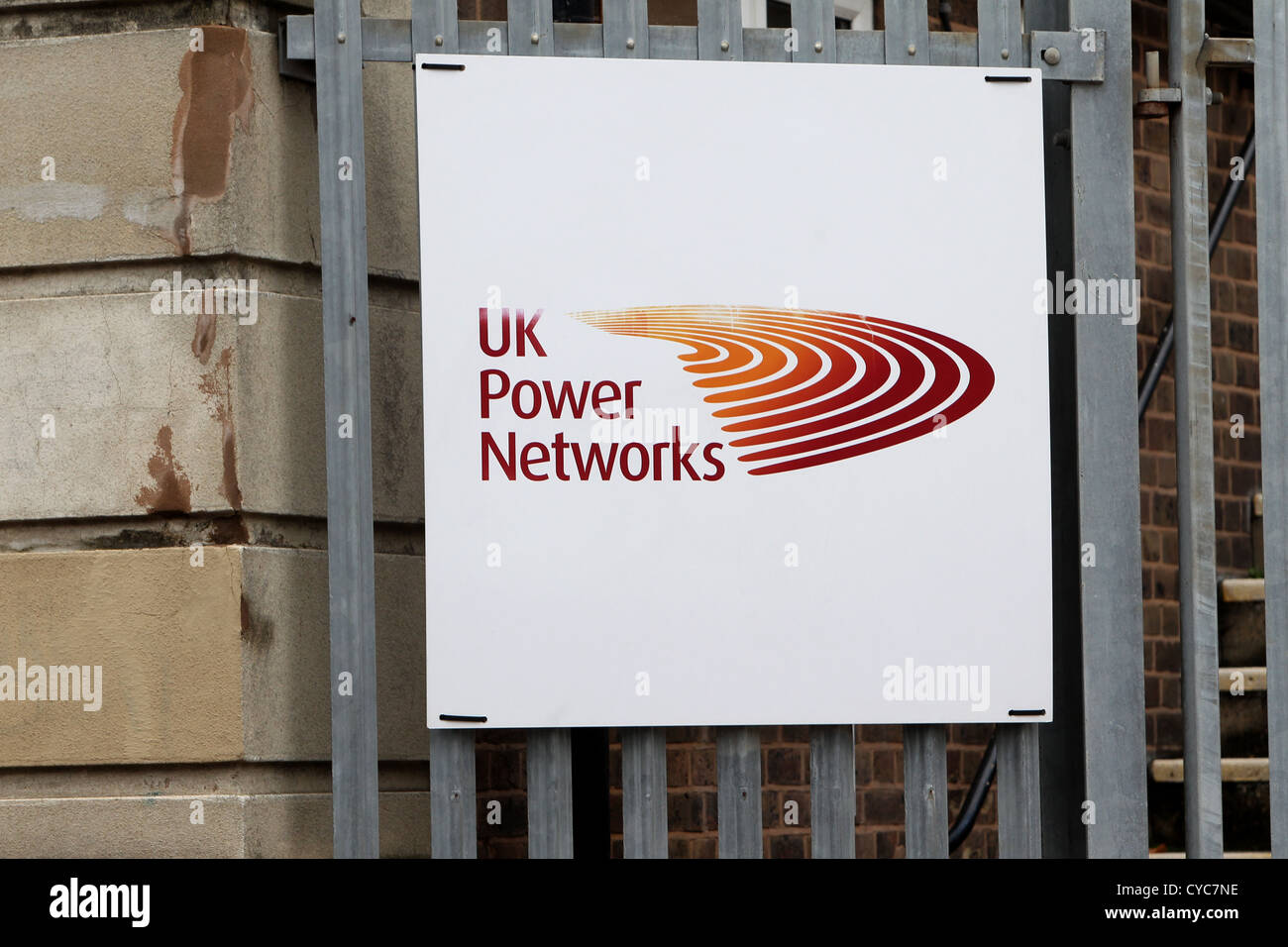 UK Power Networks melden Sie auf einem Zaun in Brighton, East Sussex, UK. Stockfoto