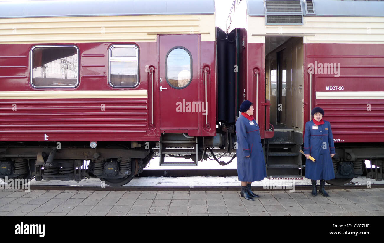 Prowodnizas (Zugbegleitern) arbeitet an der Transsibirischen Express. Stockfoto