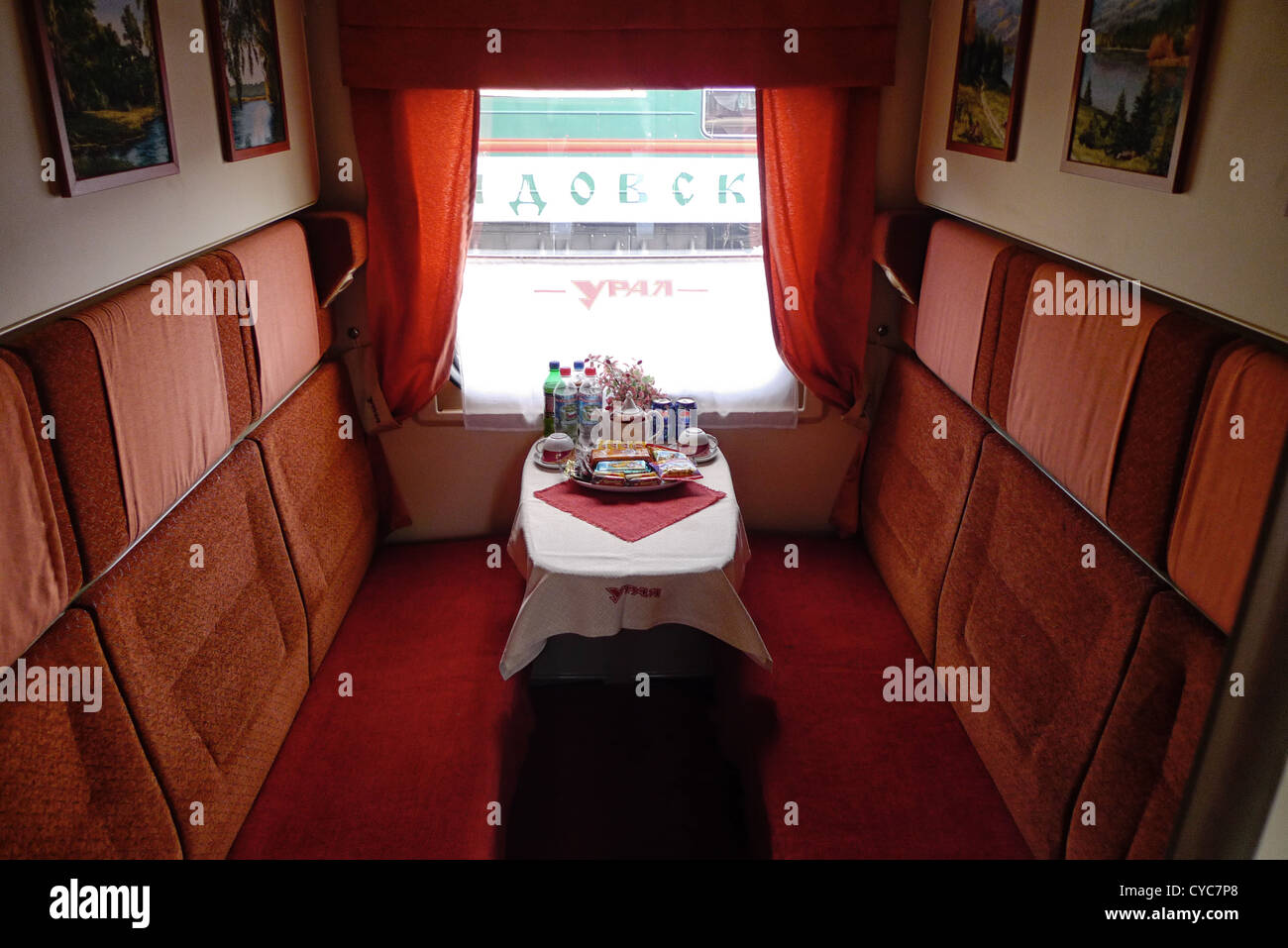 Ein Abteil auf einem Transsibirische Eisenbahnwagen. Stockfoto