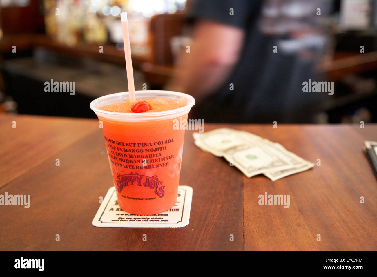 Slushie Cocktail trinken im Sloppy Joes Bar Duval street Key West Florida usa Stockfoto