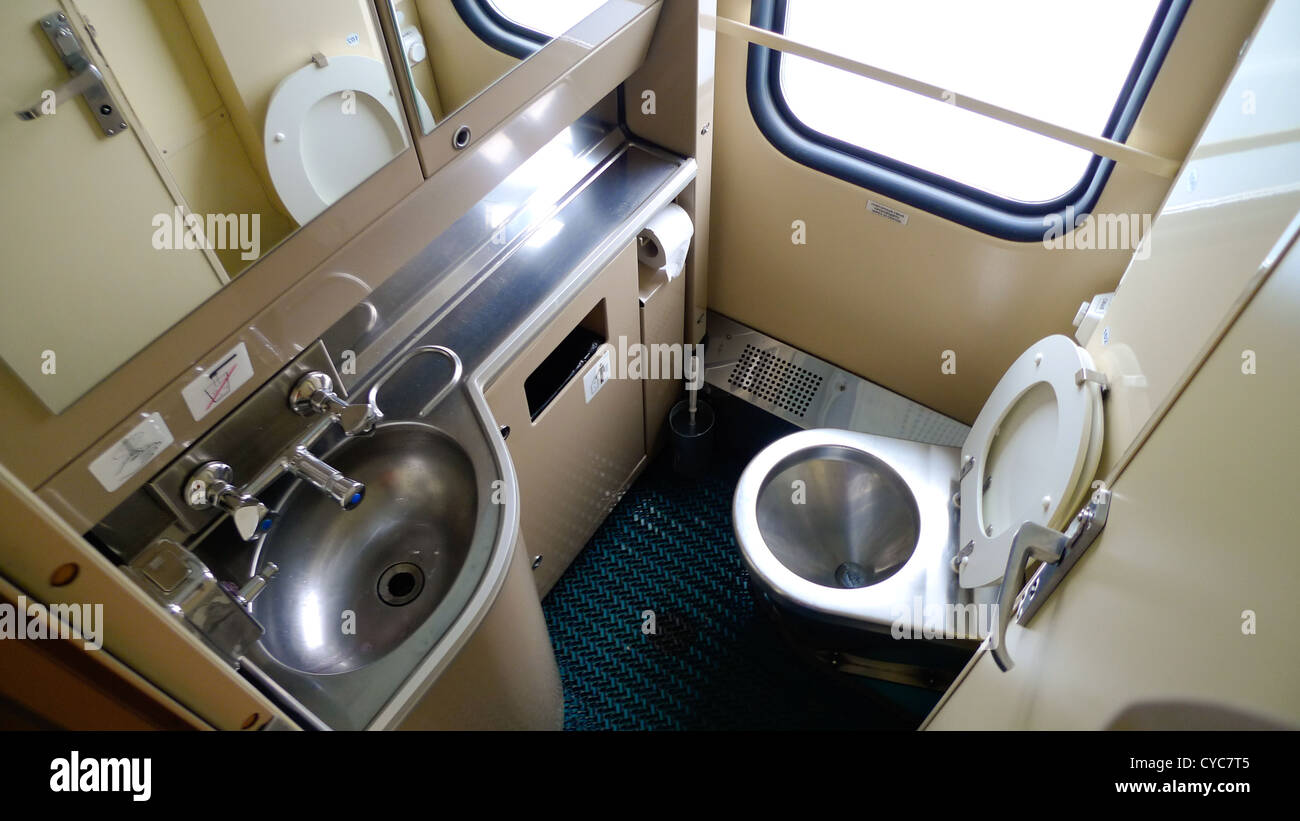 Das Badezimmer eines Zuges auf der Transsibirischen Eisenbahn. Stockfoto