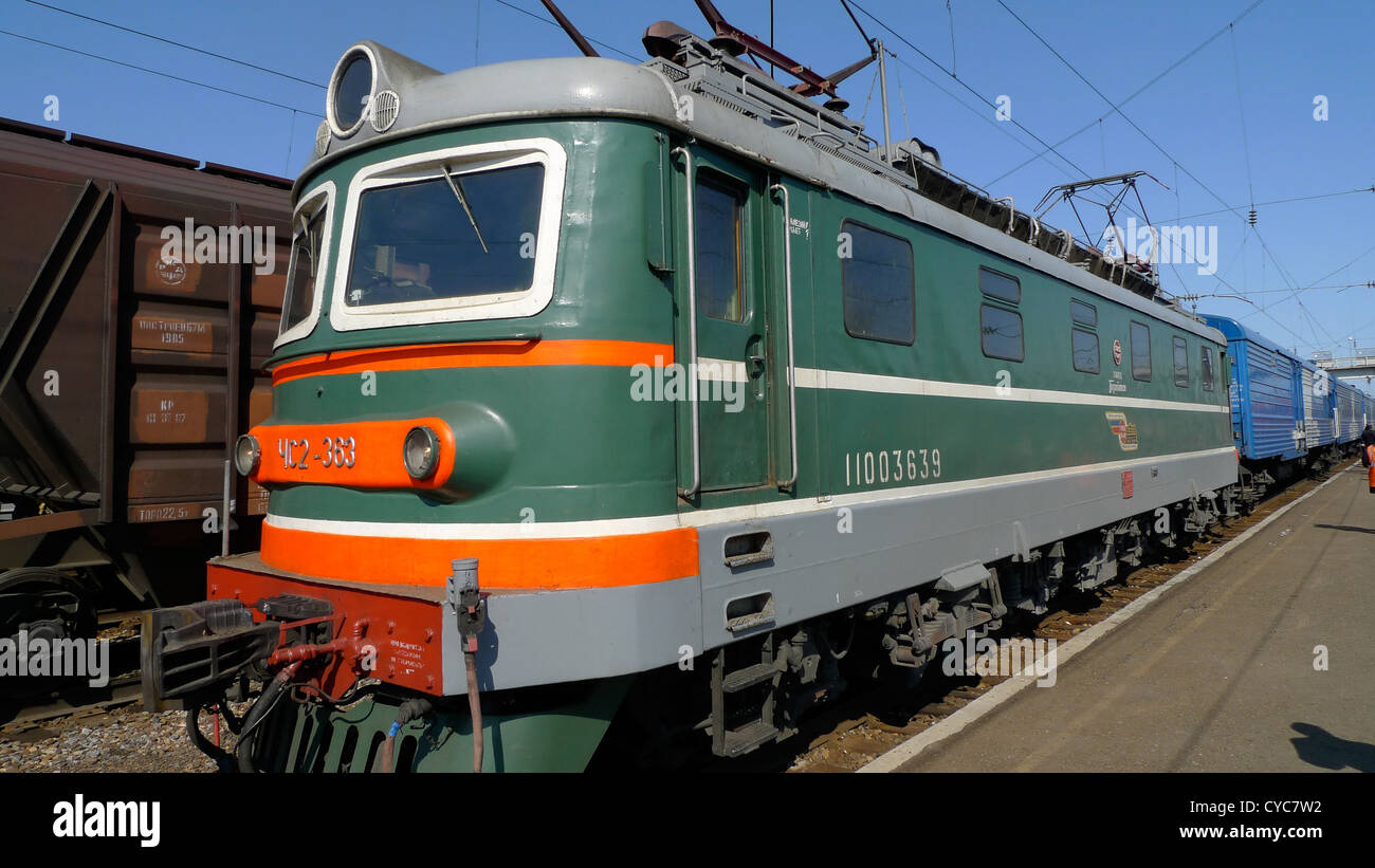Ein Zug auf der Transsibirischen Eisenbahn. Stockfoto