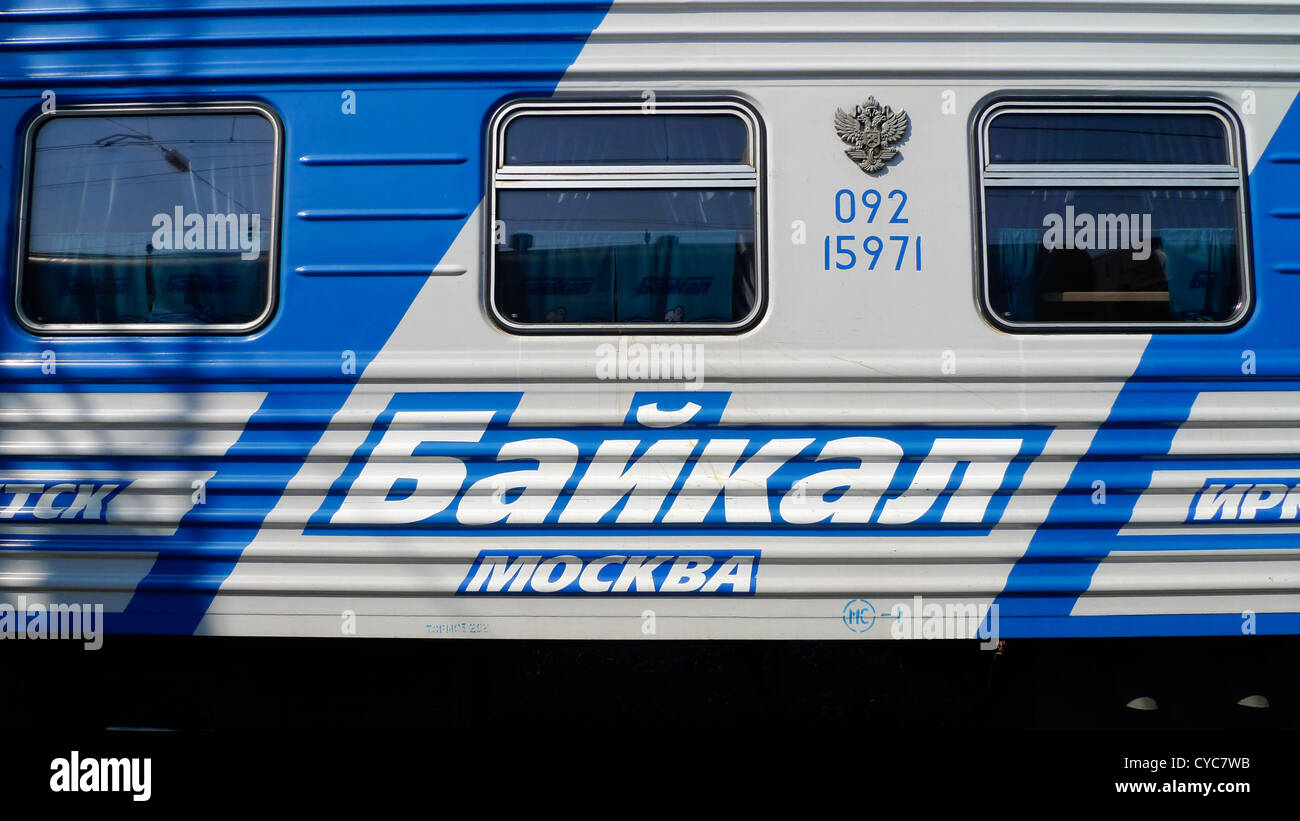 Ein Zug auf der Transsibirischen Eisenbahn. Stockfoto