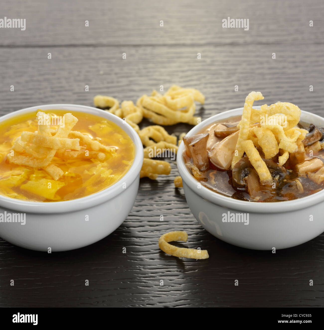 Egg Drop und scharf-saure Suppe Schalen Stockfoto