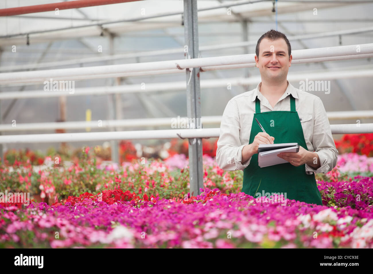 Lächelnder Mann Notizen Stockfoto