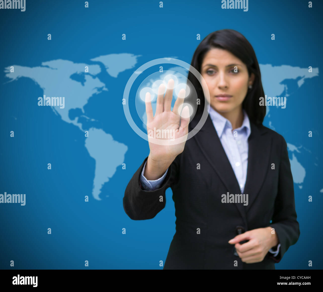 Geschäftsfrau berühren holographische Displays vor blauem Hintergrund Stockfoto
