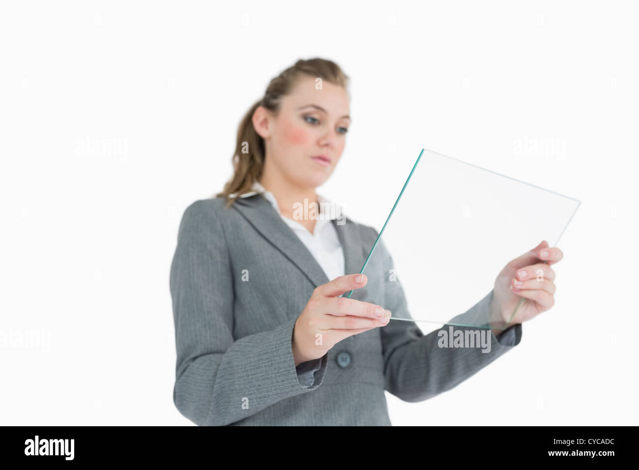 Blonde Unternehmerin Glasscheibe anzeigen Stockfoto