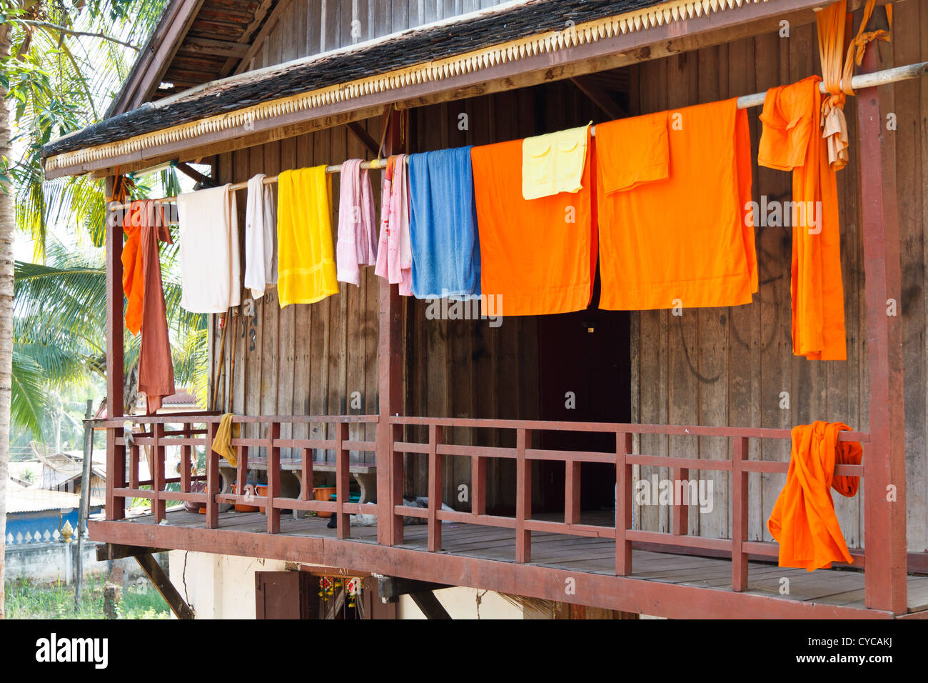 Mönch Kleider hingen zum Trocknen in Luang Prabang, Laos Stockfoto