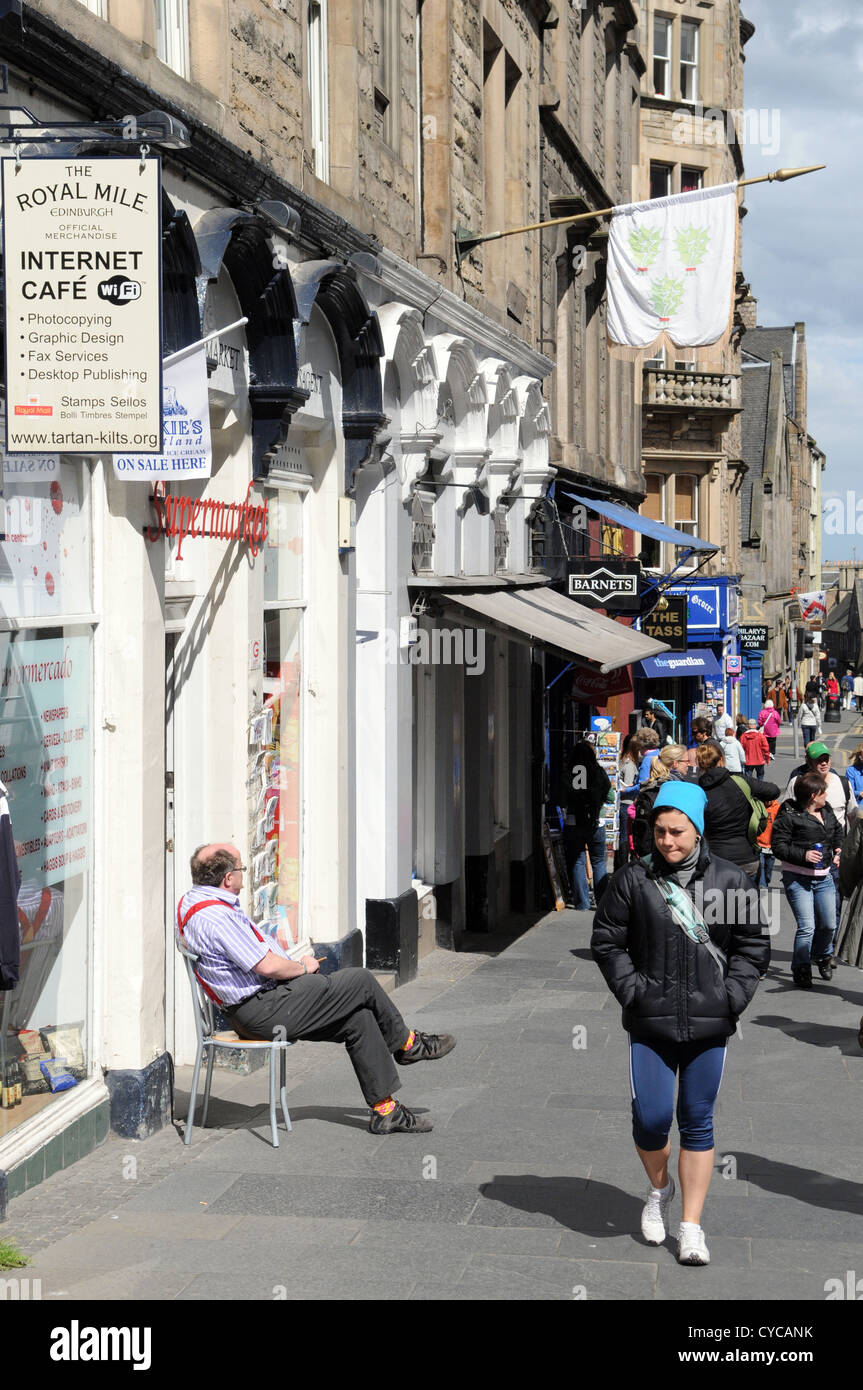 Blick auf die berühmte Einkaufsstraße von High Street, Edinburgh, Schottland Stockfoto