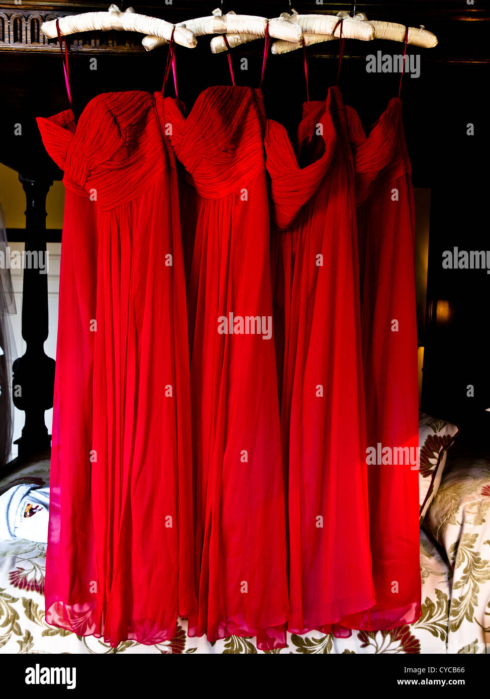 Brautjungfer Kleider hängen in Bereitschaft für die Hochzeitsvorbereitungen Tag Stockfoto