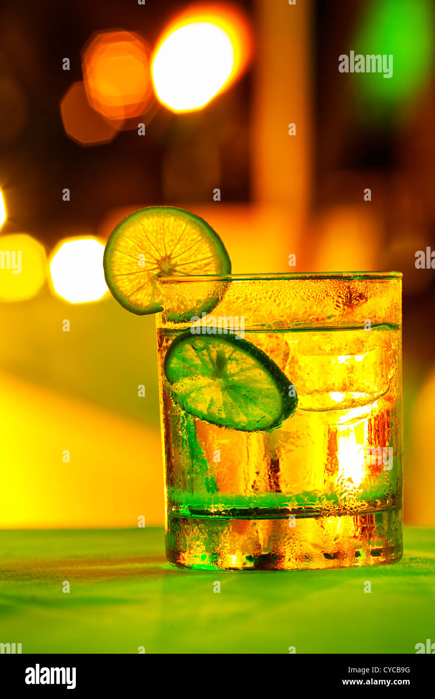 Gin Tonic Cocktail mit bunten Bokeh. Langzeitbelichtung geschossen. Stockfoto