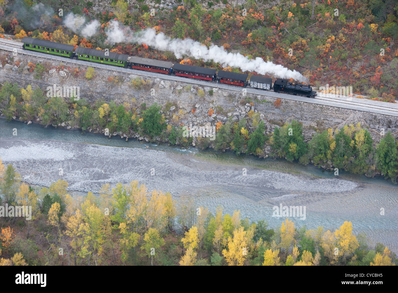LUFTAUFNAHME. Touristische Dampfeisenbahn im malerischen Var-Tal zwischen Entrevaux und Annot. Alpes-de-Haute-Provence, Frankreich. Stockfoto