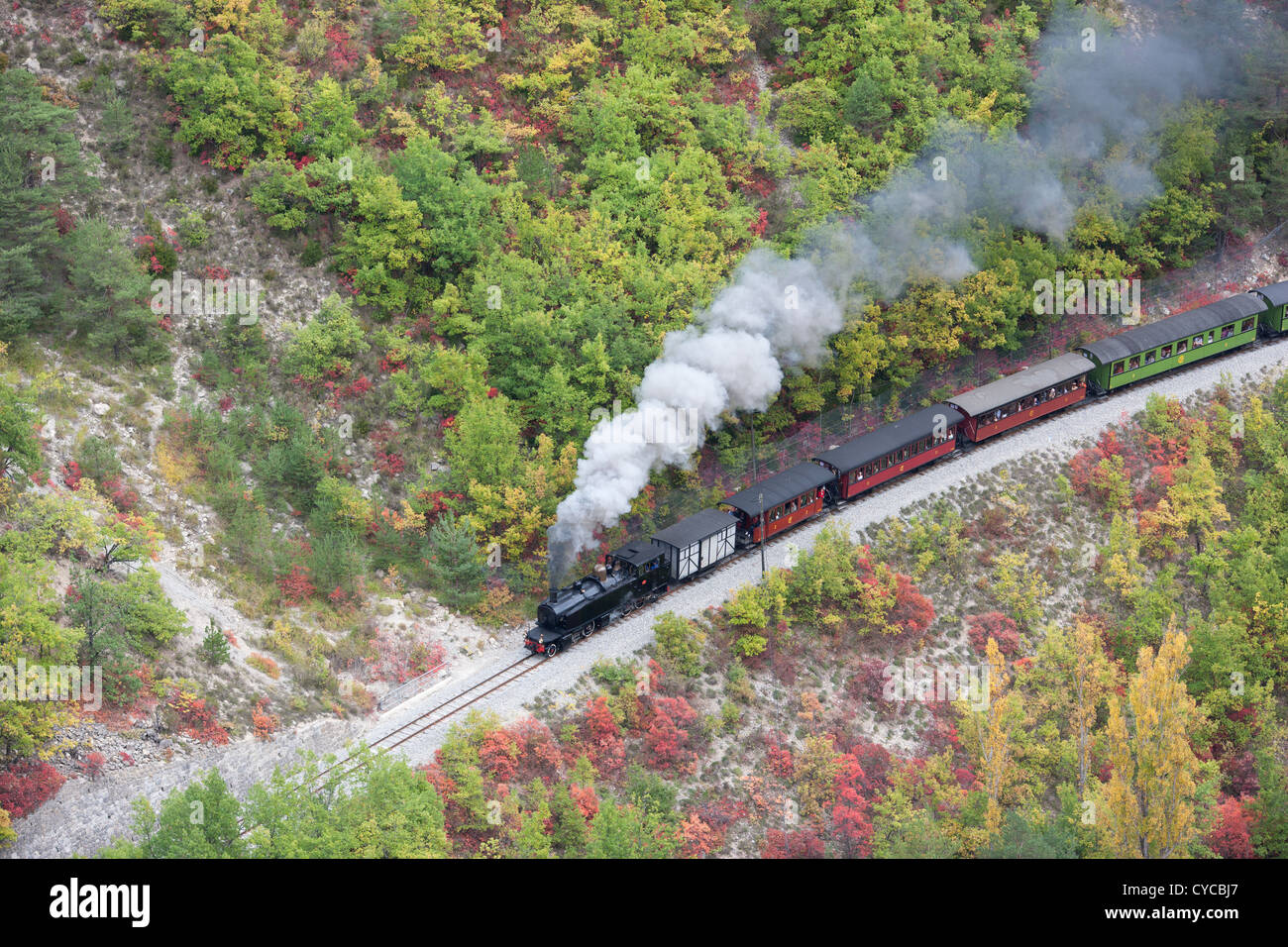 LUFTAUFNAHME. Touristische Dampfeisenbahn im malerischen Var-Tal zwischen Entrevaux und Annot. Alpes-de-Haute-Provence, Frankreich. Stockfoto