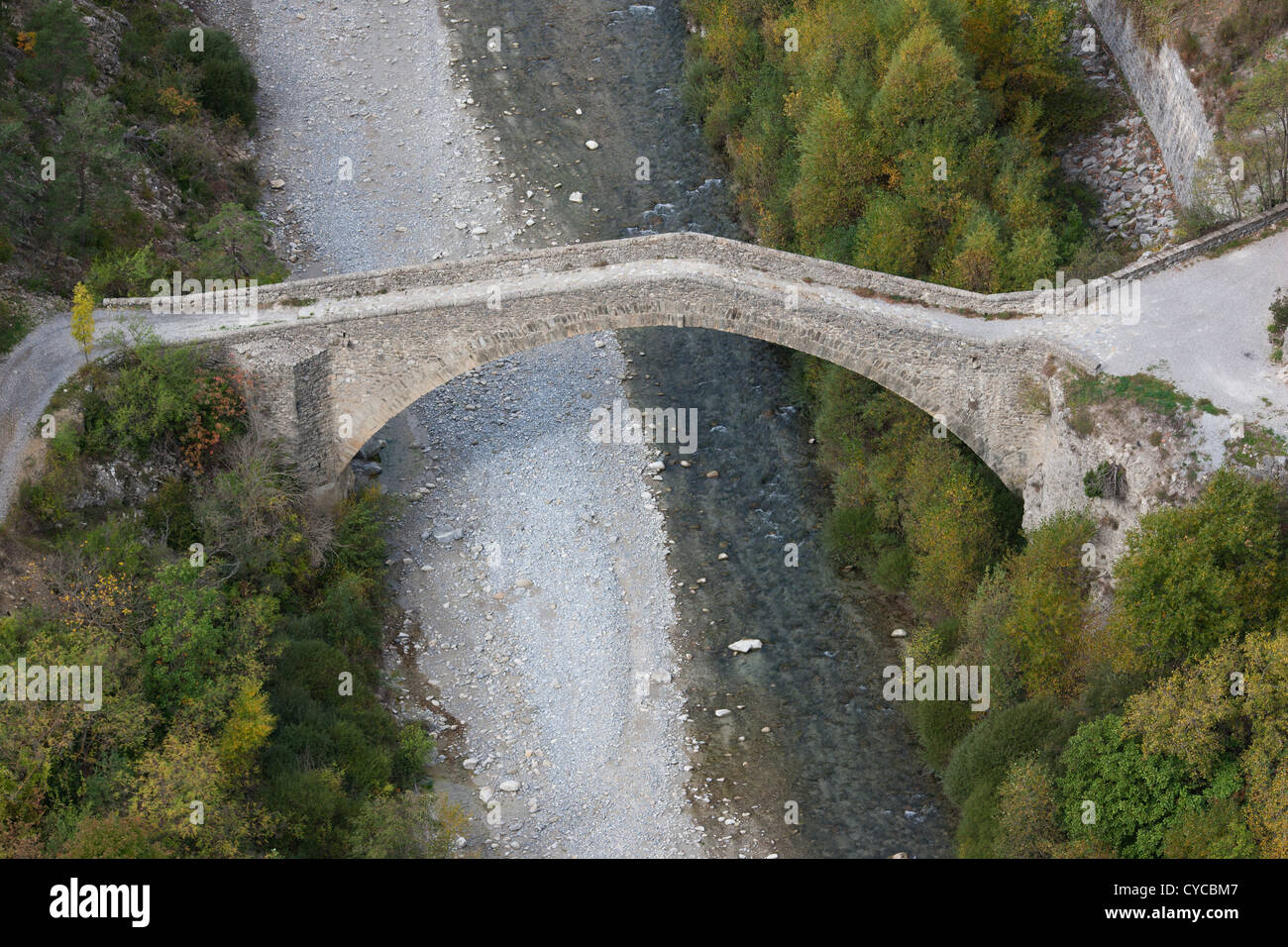 LUFTAUFNAHME. Steinbogenbrücke aus dem 18. Jahrhundert im malerischen Var-Tal. Queen Jeanne Bridge, Saint-Benoit, Alpes-de-Haute-Provence, Frankreich. Stockfoto