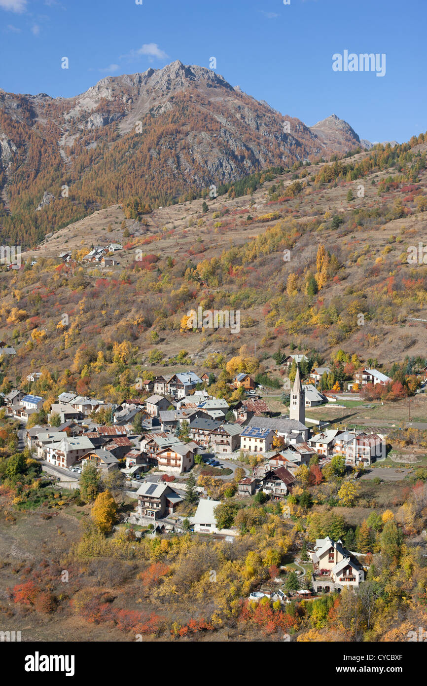 LUFTAUFNAHME. Kleines Dorf Puy-Saint-André mit auffallenden Herbstfarben und dem Écrins-Massiv als Hintergrund. Hautes-Alpes, Frankreich. Stockfoto