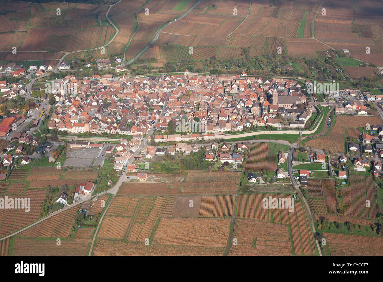 LUFTAUFNAHME. Befestigte Stadt in einer Landschaft von Weinbergen. Bergheim, Haut-Rhin, Elsass, Grand Est, Frankreich. Stockfoto