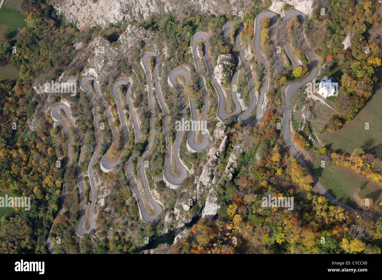 LUFTAUFNAHME. Kurvenreiche Straße, die bis zum Dorf Montvernier führt. Maurienne Valley, Savoie, Auvergne-Rhône-Alpes, Frankreich. Stockfoto