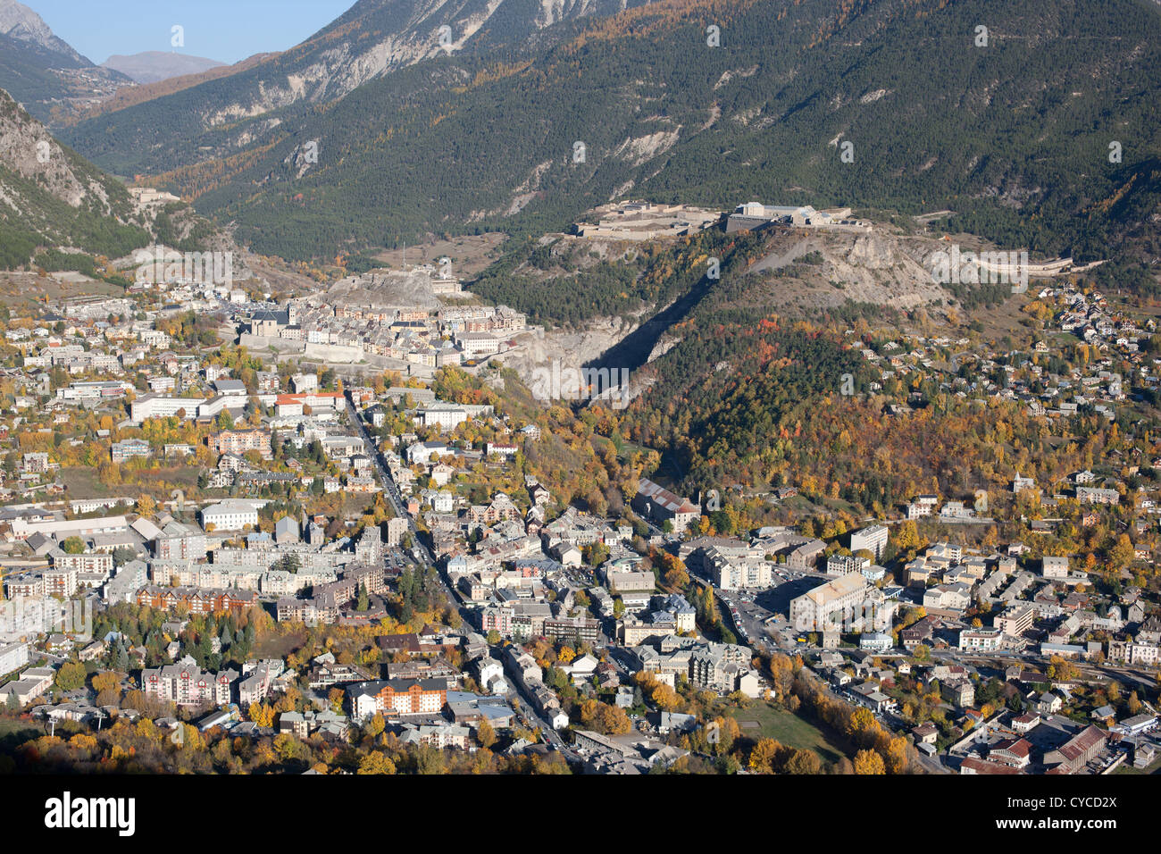 Die moderne Stadt, die Altstadt und das Fort des Têtes (UNESCO-Weltkulturerbe). Briançon, Hautes-Alpes, Auvergne-Rhône-Alpes, Frankreich. Stockfoto